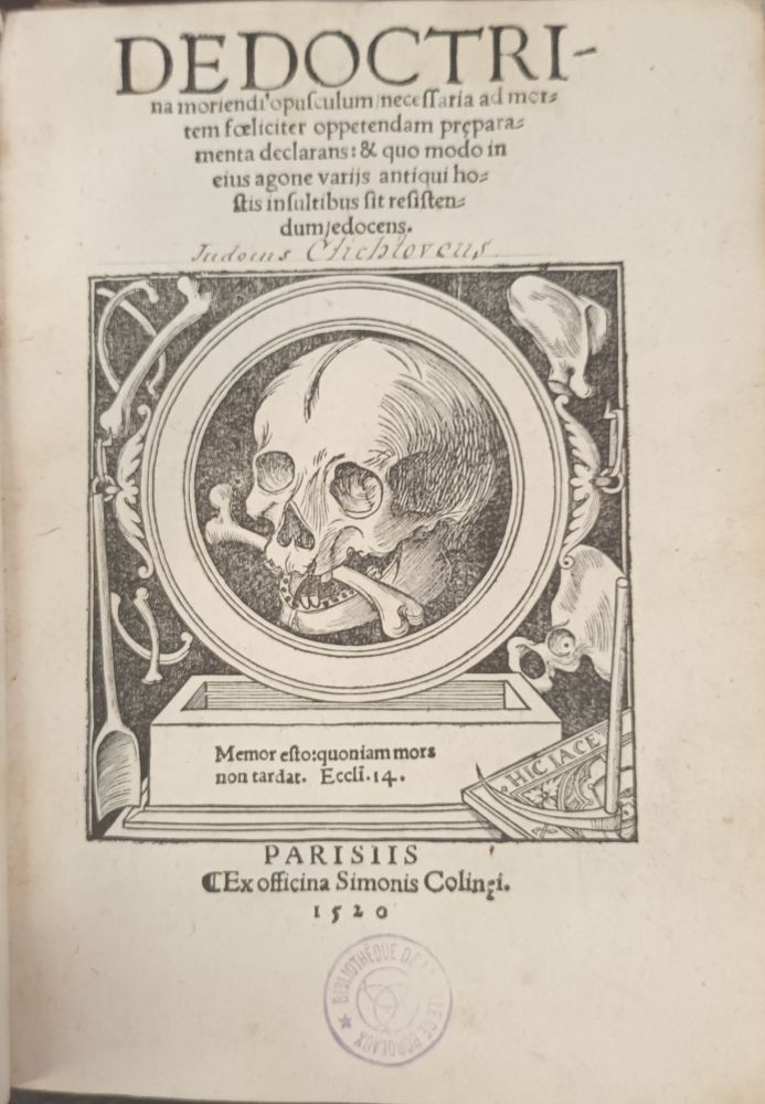 Page de titre du De doctrina moriendi de Clichtove représentant un crane qui tient un os entre ses dents.