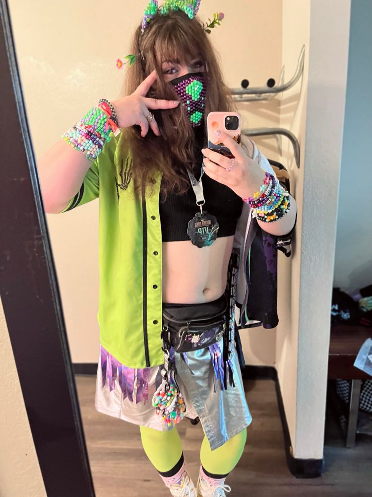 me, a blissful femme alien puppygirl, before day 2 of wicked oaks (owwwch my paws)