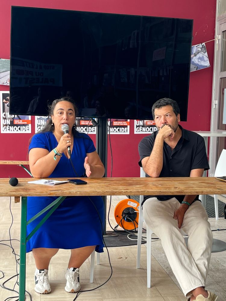 Photo montrant Sabrina Sebaihi et Arié Alimi 