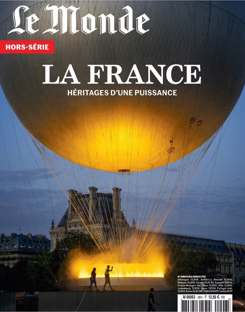 Couverture d'un hors série du Monde sur "La France : Héritages d'une puissance" et en photo la vasque illuminée des JO de Paris 2024.