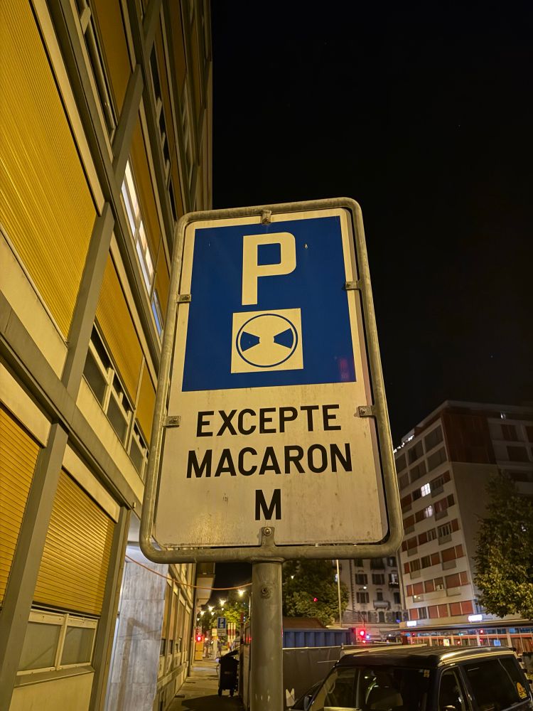 Street sign: P – EXCEPTE MACARON