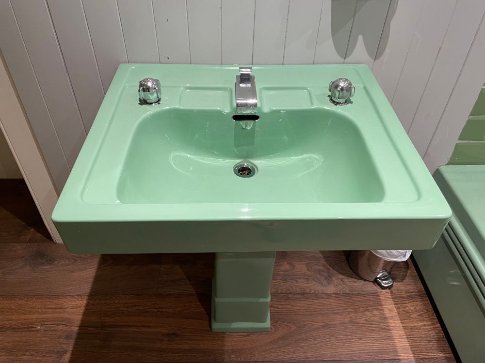 A photo of the sink in green