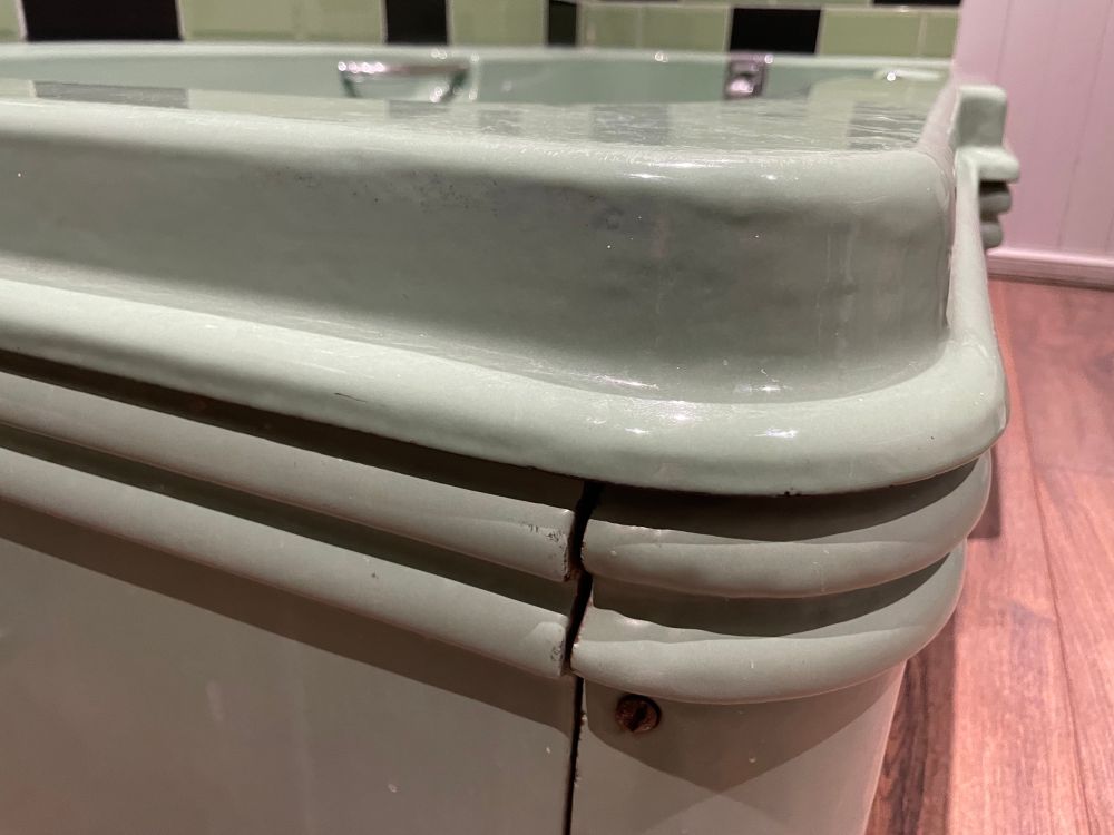 The corner of the bath, with three ‘deco’ type rolls