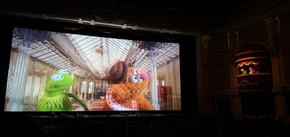 Kermit and Fozzie interact with their in-person hecklers
