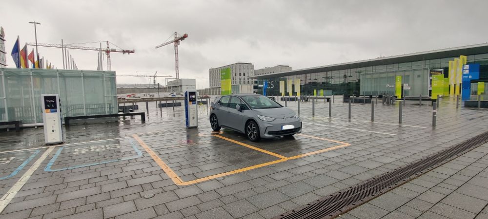 Id.3 am Ladepunkt Messe Stuttgart