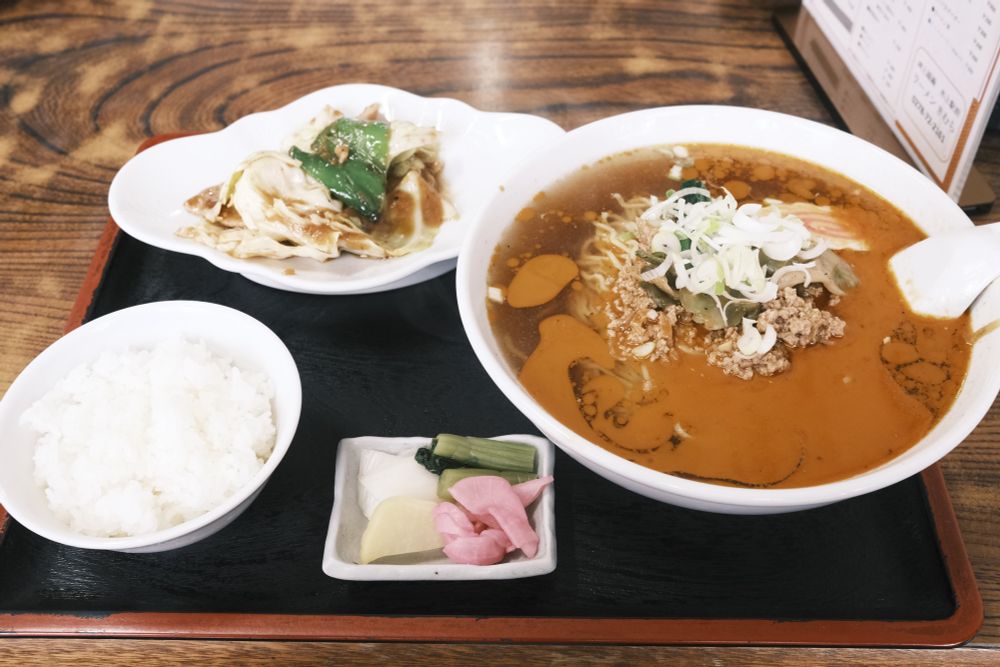 ジャージャー担々麺、キャベツと豚肉の辛味噌炒め、小ライスの定食