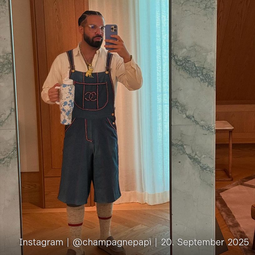 Auf diesem Bild erkennt man den US-Amerikanischen Rapper Drake. Er hat eine Latzhose an und hält einen Stanleycup in der Hand. 