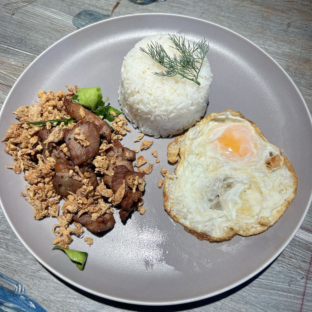 ข้าวหมูทอดกระเทียมไข่ดาว