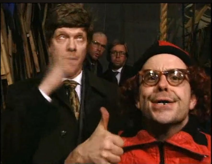 Kummeli-sketsi Kumikeijosta ja hänen alaisistaa. Kuvassa Heikki Silvennoisen esittämä hahmo voi pahoin vedettyään juuri Kumikeijon peukusta ja saaden näin Keijon ns. päästämään ilmaa.