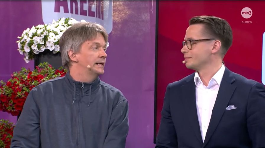 Perussuomalaisten varapuheenjohtaja vetoaa syvälle hallituskumppani-RKP:n edustajan silmiin katsoen siihen, että he yhdessä pystyisivät hillitsemään väestönvaihtoa.