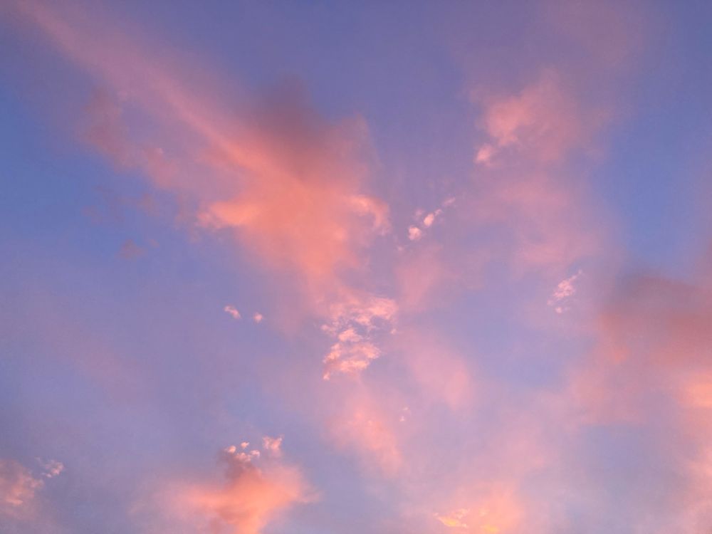 Blauer Himmel mit von der aufgehenden Sonne gefärbten Wolken 