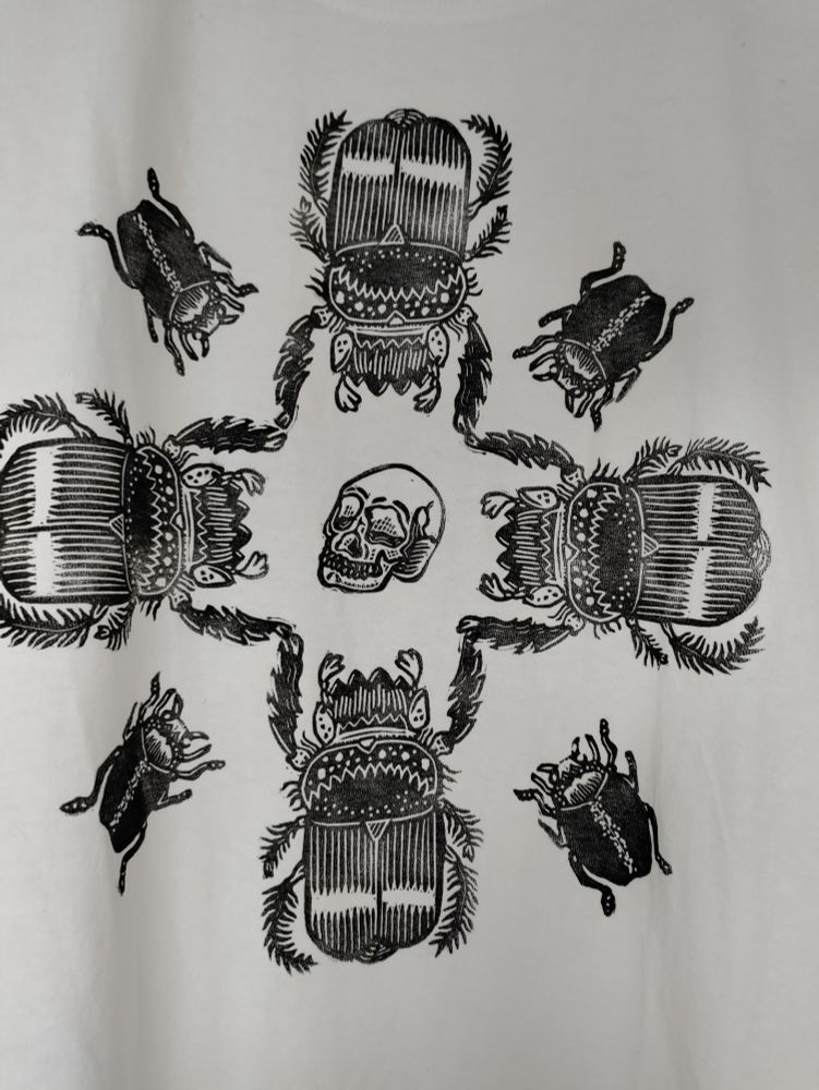 Scarabées imprimées sur t shirt.en forme de croix.