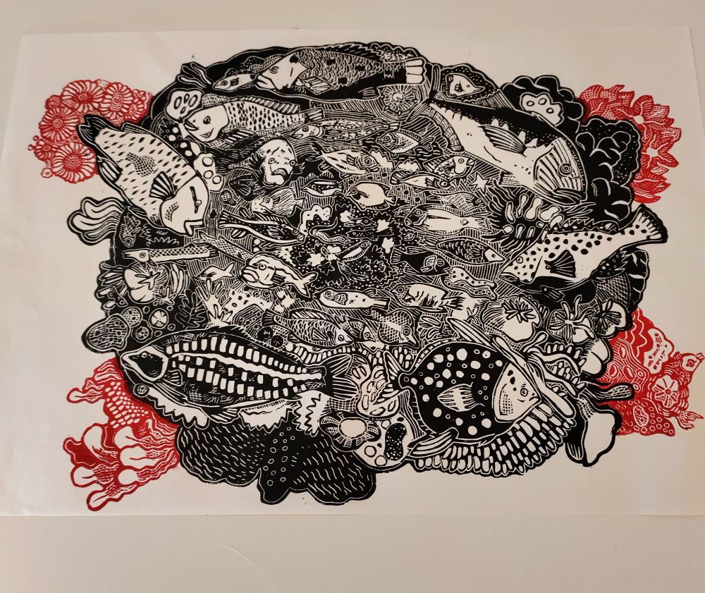 Linogravure poissons agglutinés en forme de cercle irrégulier. Avec des ajouts d'algues de couleur rouge aux quatres coins. Les poissons sont imprimés en noir.