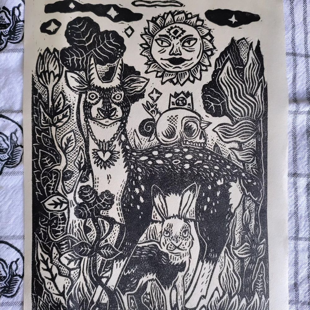 Linogravure a avec des animaux dans la forêt. Une biche qui regarde en face avec un coeur autour du cou, un lièvre entre ses pattes un soleil avec un visage au dessus 