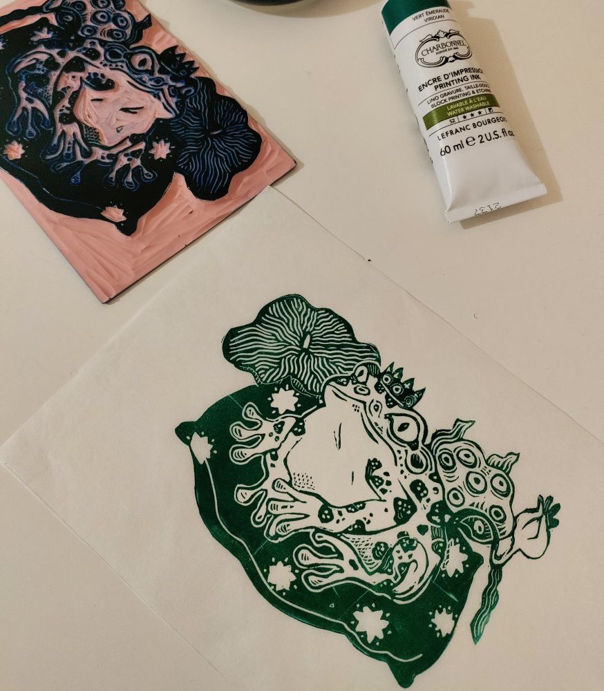 Grenouille imprimée en vert. En arrière plan on voit la plaque gravée à gauche et le tube d'encre à droite 