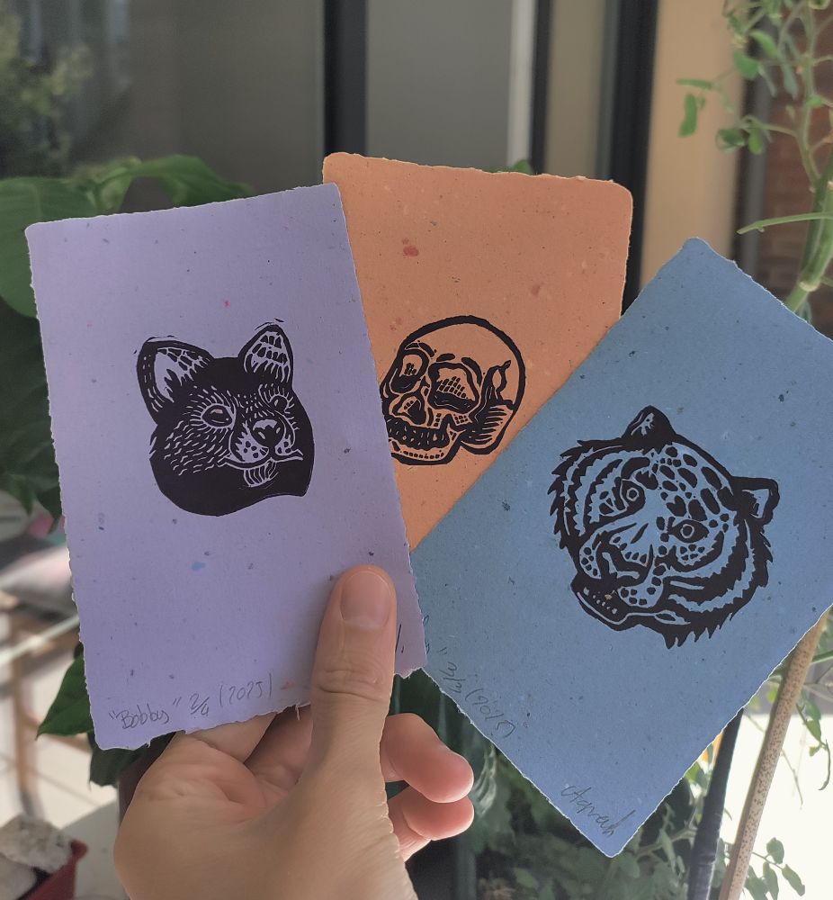 3 cartes imprimées en linogravure. Un chien,un crâne et un tigre