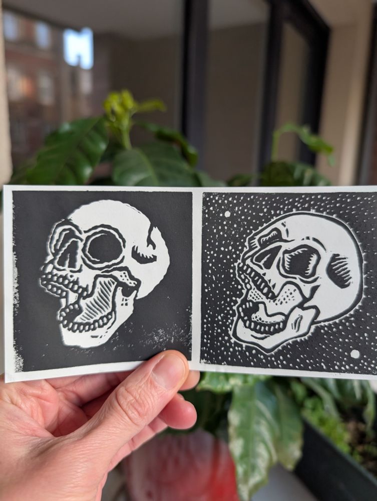 Deux crânes dans une position identique : la bouche ouverte. Traités de façon différente, un avec des lignes vibrantes, l'autre avec un fond texturé. Impression linogravure noire