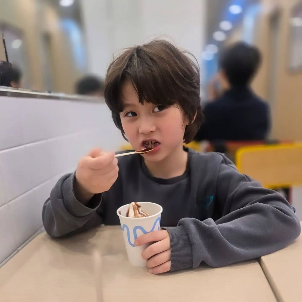 Photo by 김가람 on May 14, 2025. May be an image of 1 person, gelato and text.