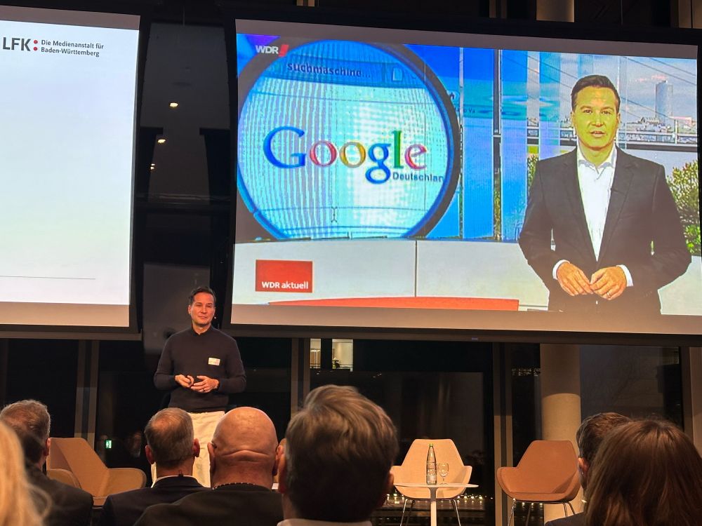 Richard Gutjahr auf der Bühne der Landesanstalt für Kommunikation in Stuttgart.