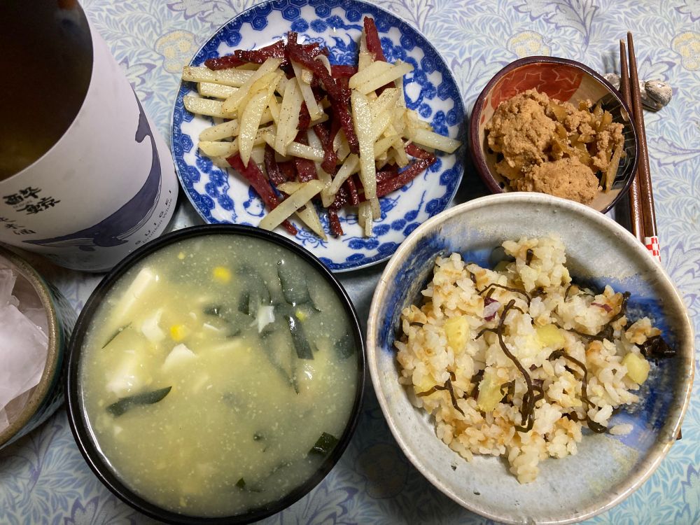 サツマイモご飯とジャガイモとサラミ炒め、オカワカメのスープと魚卵の佃煮。