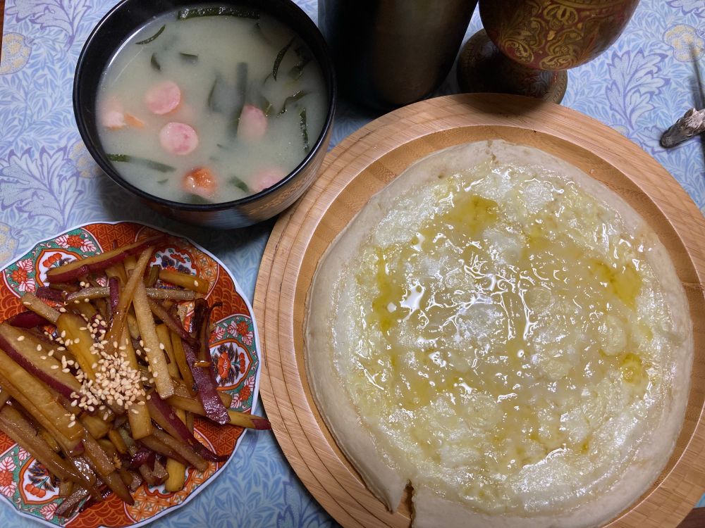 チーズピザとオカワカメとソーセージのクリームスープとサツマイモのキンピラ