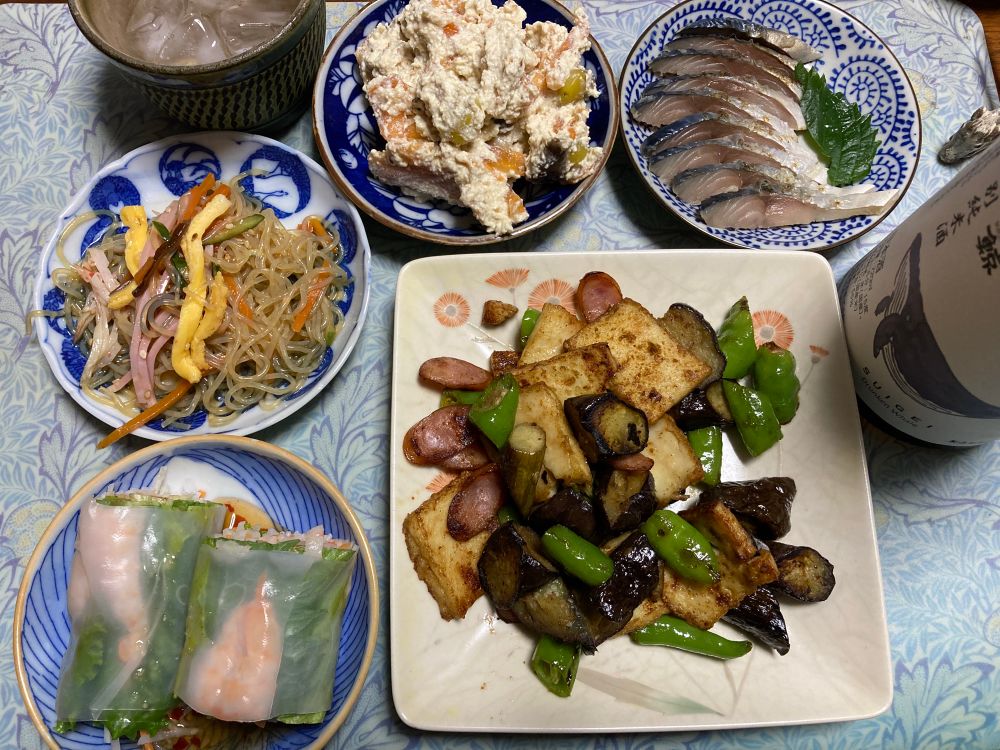 柿の白和えと厚揚げとナスと甘長唐辛子の中華炒め。それ以外はスーパーのお惣菜