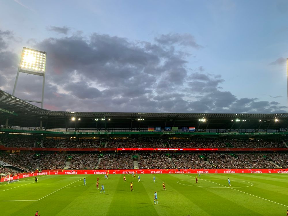 Blick von der Seite auf das Spielfeld im Weserstadion 