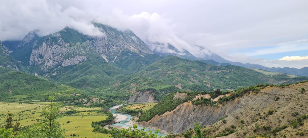 encore la même rivière vec un petit village au bord et hou un petit bout de ciel bleu