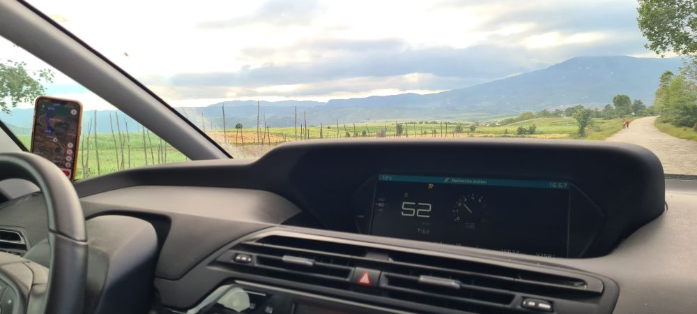 photo de l'intérieur d'une voiture qui roule à 52 kmh (on approche de Mollas)