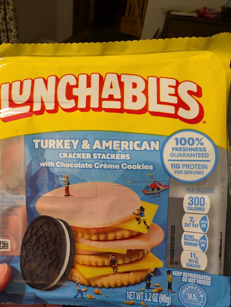 A lunchables container for turkey and American cracker sandwiches with chocolate créme cookies