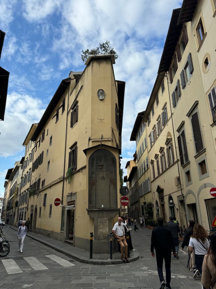 Ein Haus das von 2 Strassen gesäumt wird. Es ist an der Vorderseite gerade mal einen Meter breit und verbreitert sich je länger es nach hinten wird