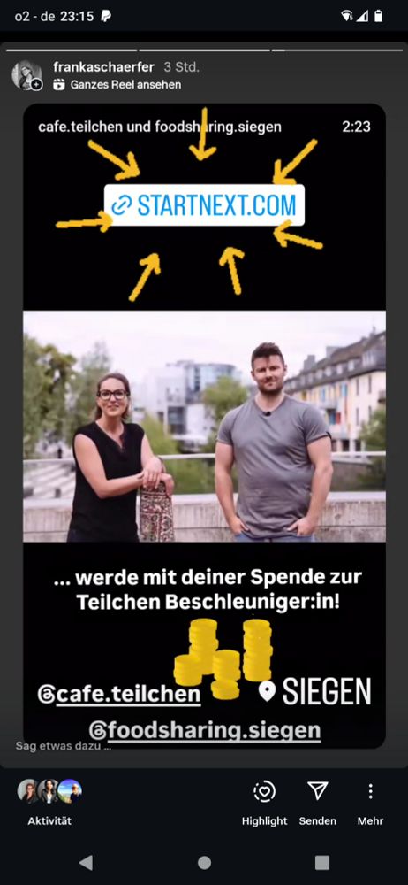 Weiblich und männlich gelesene Personen auf einer Brücke unter dem Startnext Link zur Crowdfunding Kampage 