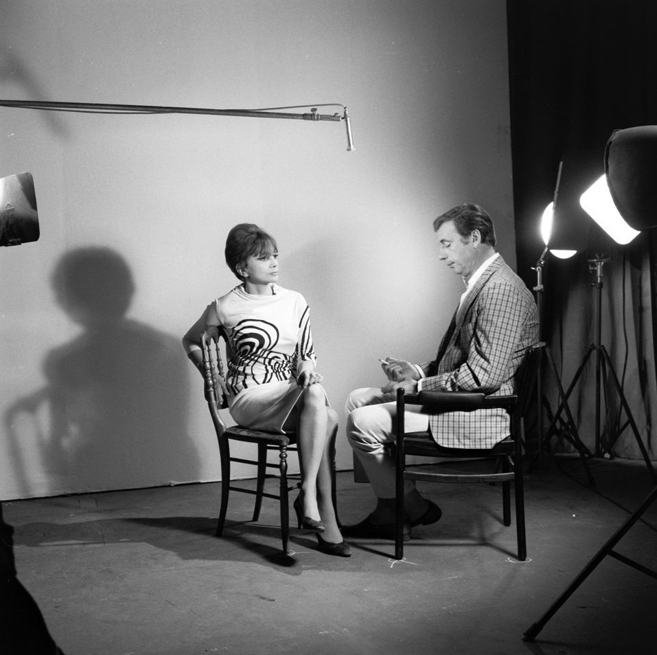 Yves Montand interviewé par Denise Glaser dans le décor et le dispositif technique de l'émission "Discorama" 01/04/1967 - Claude James