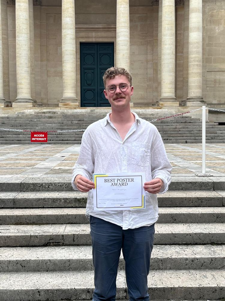 Ruairi McGettigan won the best poster prize at #yeast2025