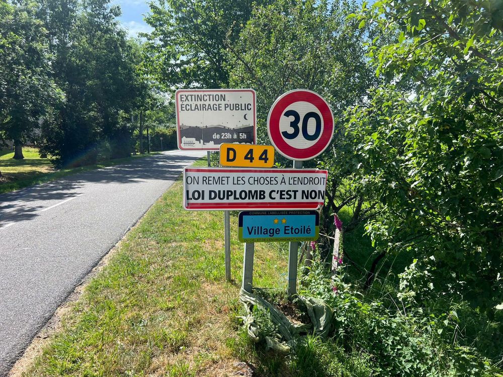 panneau à l'entrée d'un village : "on remet les choses à l'endroit, loi duplomb c'est non"