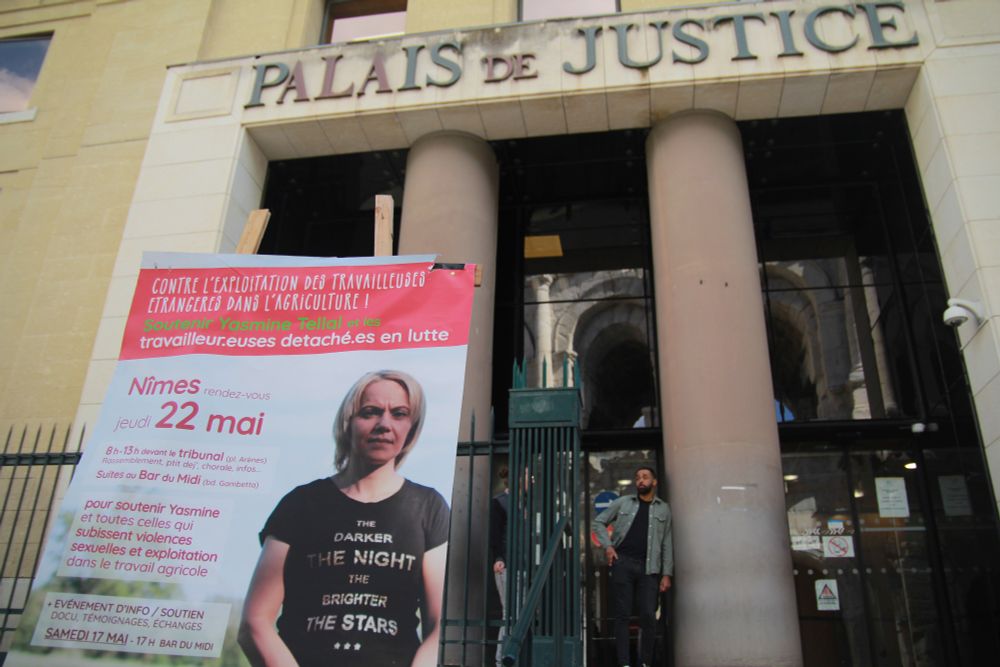 Une mobilisation de soutien à Yasmine Tellal, lanceuse d’alerte, se tenait devant la Cour d’appel de Nîmes le 22 mai 2025. © Sophie Chapelle 