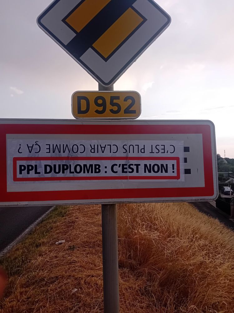 panneau à l'entrée d'un village : "c'est plus clair comme ça, PPL duplomb c'est non"