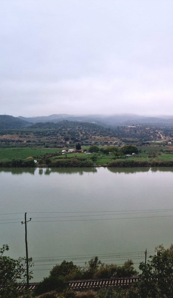 Catalogne. Vue sur l'Ebre un matin de Novembre