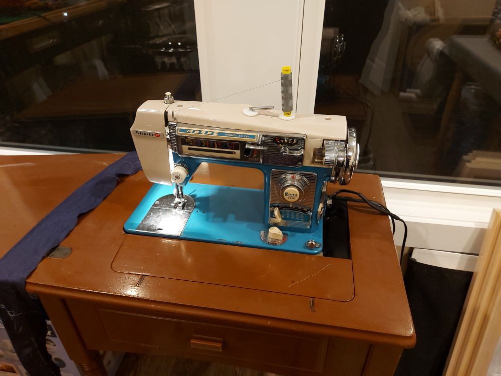An old morse fotomatic sewing machine, in its late-50s styled glory 