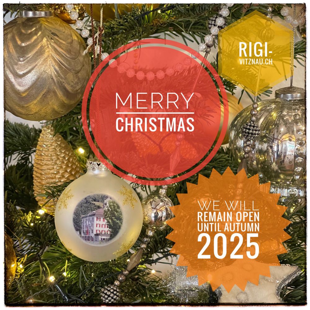 Kugeln am Christbaum, um 3 Textblasen ergänzt. 1. Frohe Weihnachten 2. Wir bleiben geöffnet bis Herbst 2025 3. rigi-vitznau.ch. 3 Fotos mit dem selben Motiv, aber in 3 Sprachen: deutsch, englisch und französisch. 