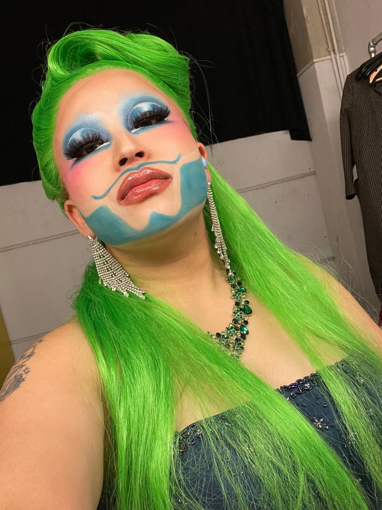 自撮りドラァグ。緑のウィッグ、青系統のメイク、でかいジュエリー