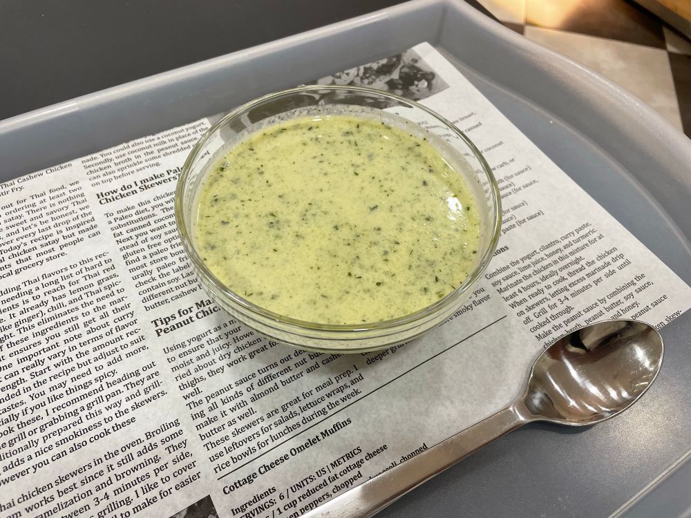 緑っぽい色のスープ