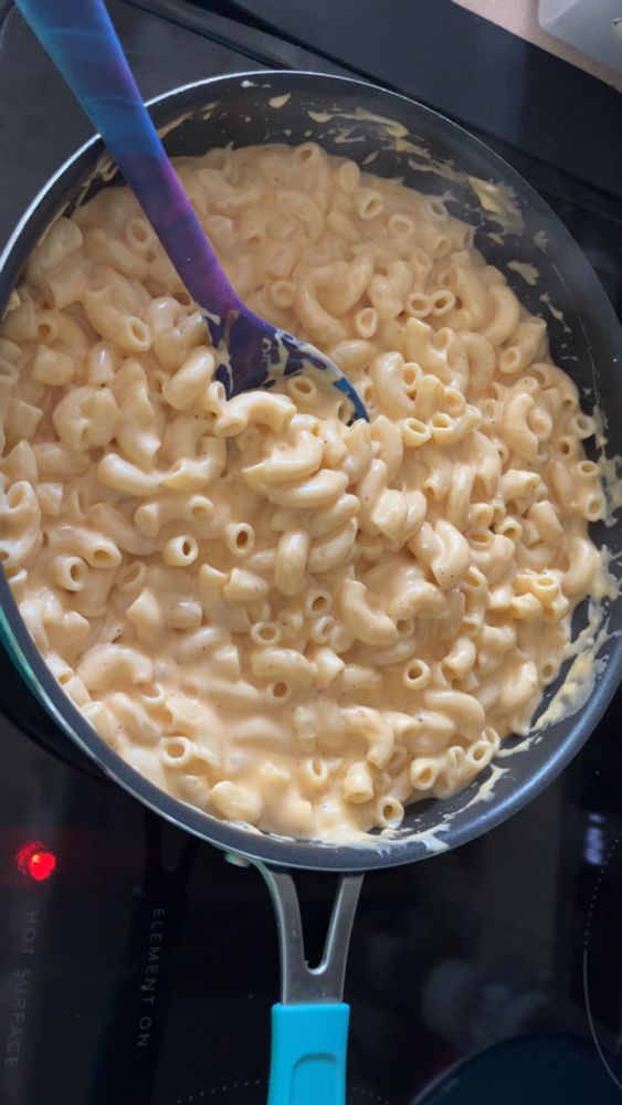A saucepan of Mac and cheese