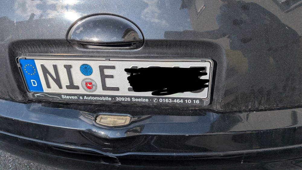 Nummernschild NI - E, Zahlen geschwärzt 