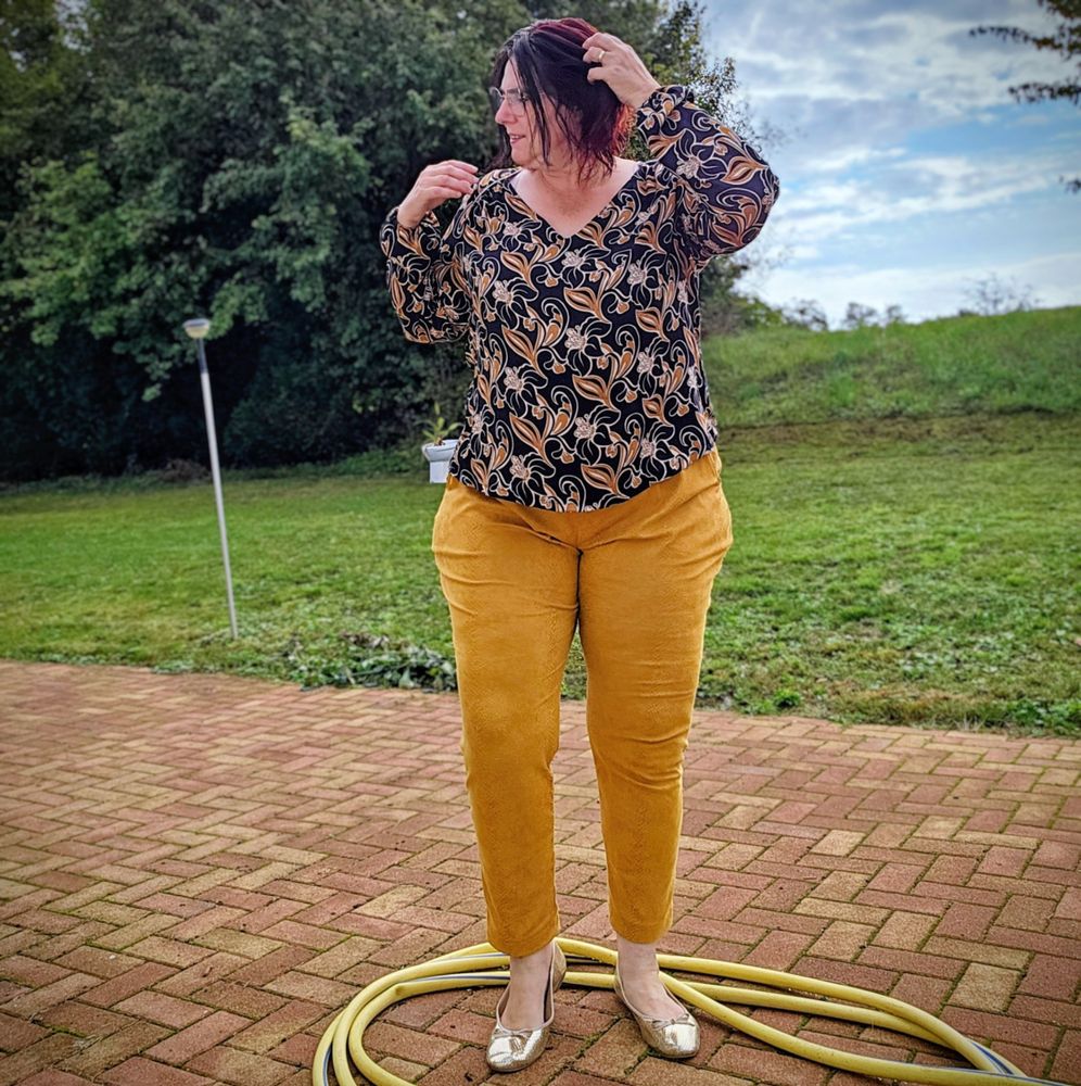 tenue cousue main du jour 
une blouse col v en viscose ( noire, blanche et ocre) et un pantalon couleur ocre forme carotte