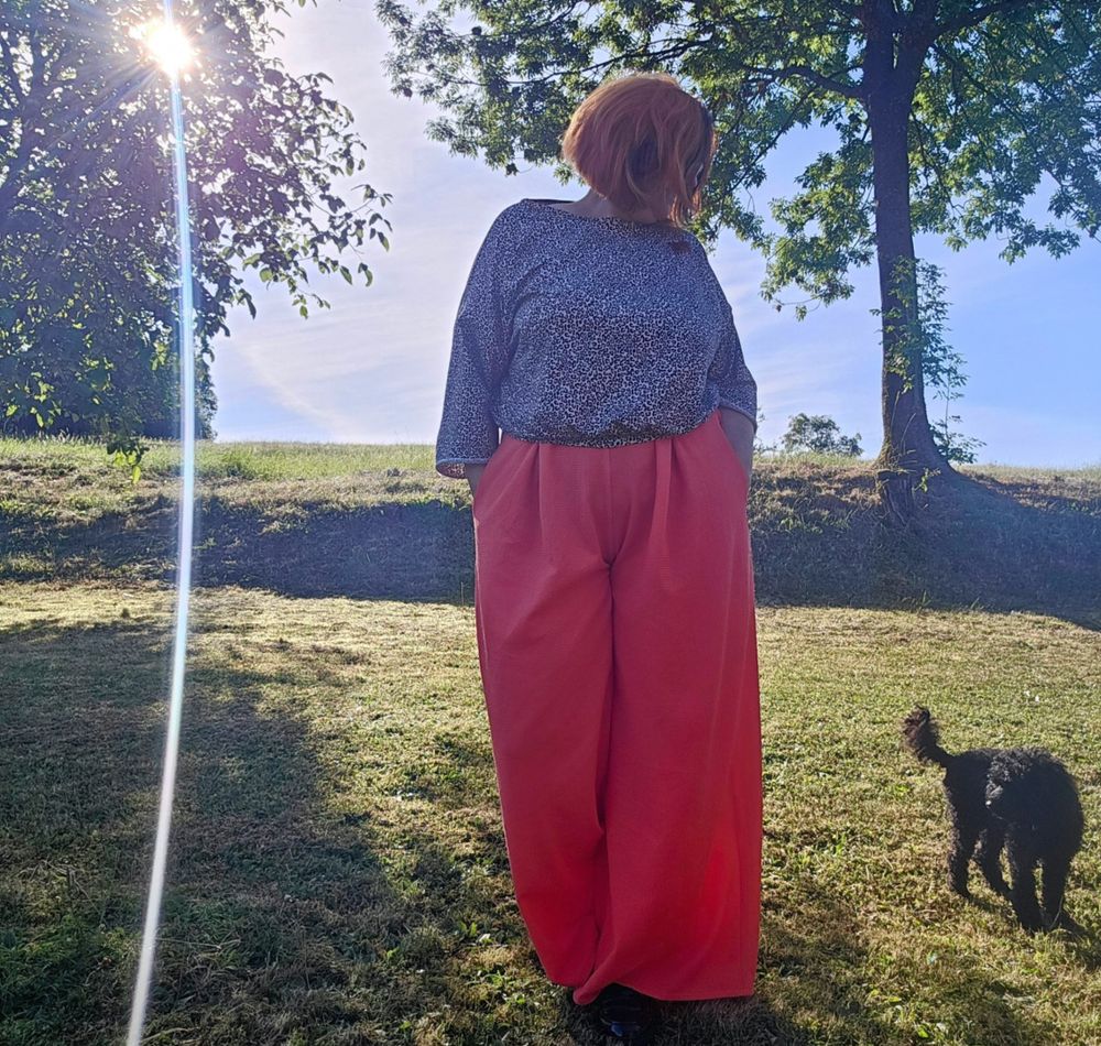 tenue du jour cousue main.
extérieur jardin, je porte un pantalon large couleur corail et un tee shirt large et crop top graou