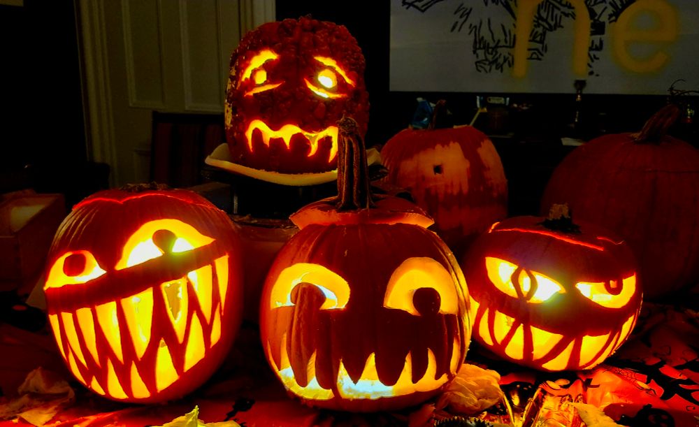 4 glowing jackolanterns