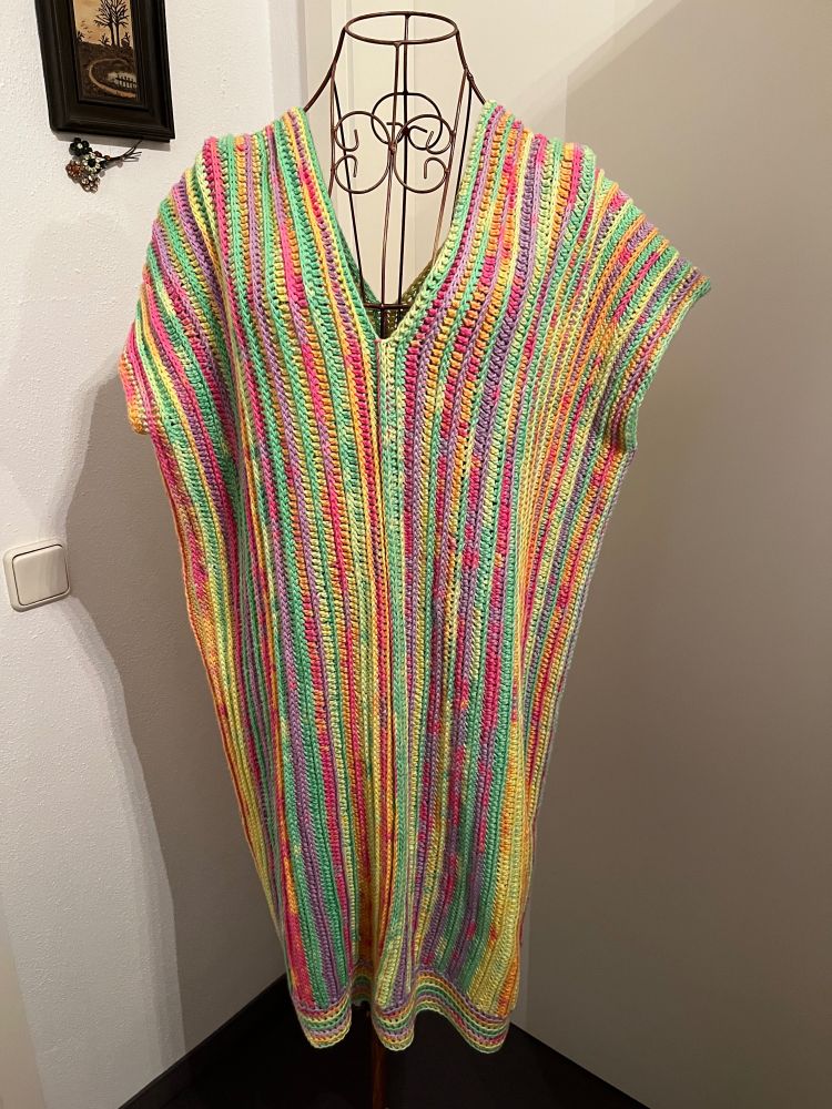 gehäkeltes Sommerkleid. Längsgestreift in bunten Farben, gelb grün pink