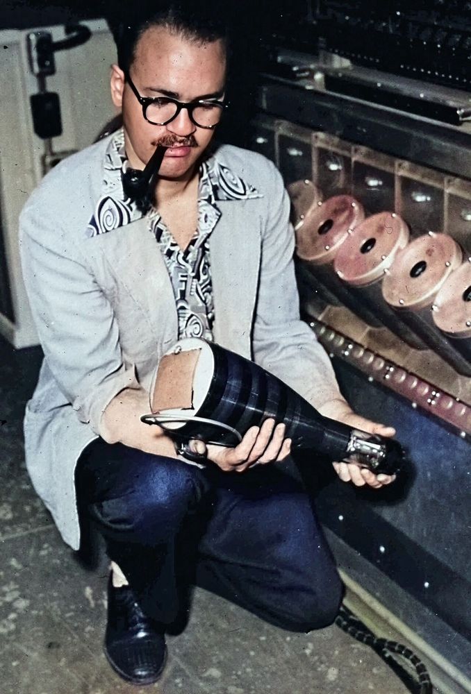 James Pomerene working on the IAS machine, holding a Williams tube.

Source: https://en.m.wikipedia.org/wiki/Williams_tube