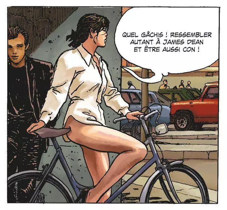 Une femme vêtue d'une simple chemise enfourche son vélo en déclarant "Quel gâchis ! Ressembler autant à James Dean et être aussi con !". Derrière elle, adossé à un mur, un type qui ressemble à James Dean la regarde en coin.
